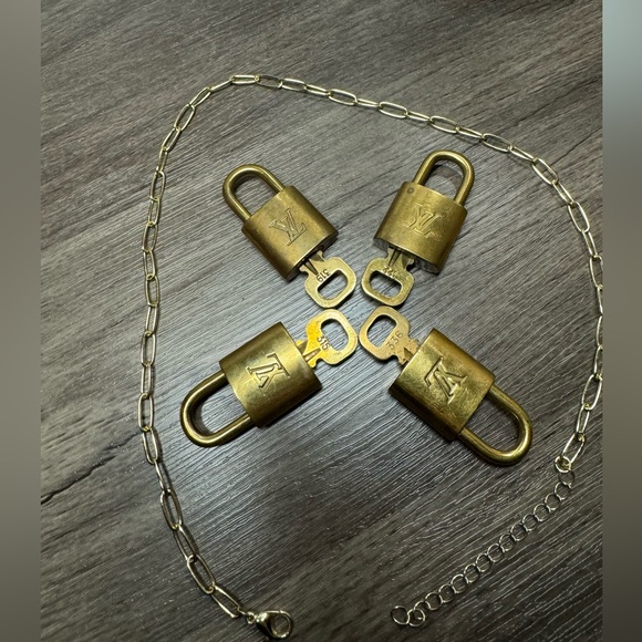 Lock and Key on Unbranded Paperclip Necklace - Picture 3 of 4